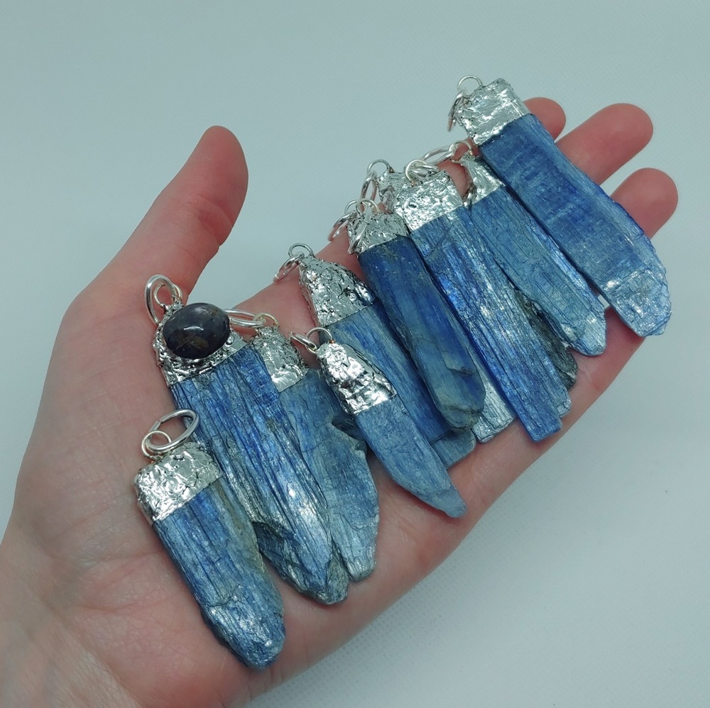 Small kyanite